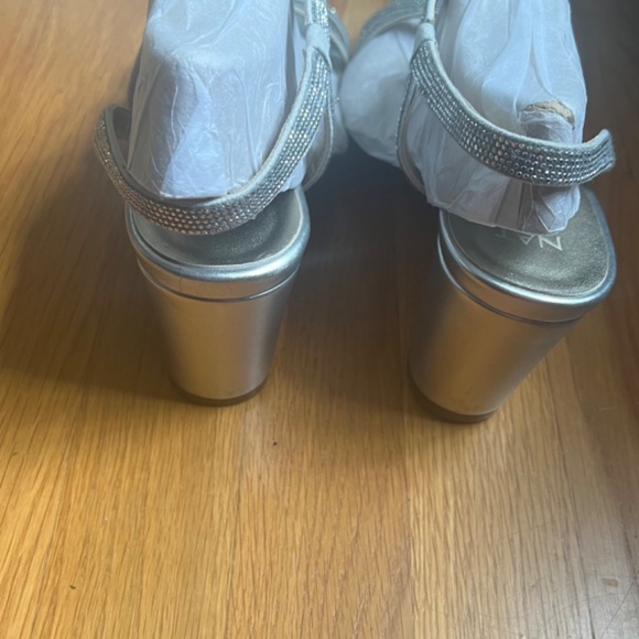 Naturalizer Silver Sandals NWT - Picture 2 of 6